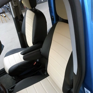 Авточехлы на передние сиденья Peugeot: черная экокожа и бежевая вставка с горизонтальной прострочкой